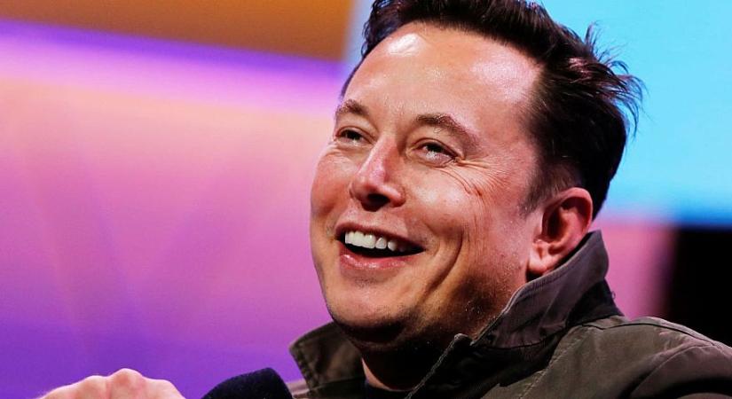 Már megint rajtakapták Elon Musk-ot, hogy álneveken hízeleg saját magának