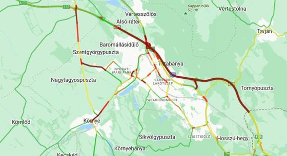 Az M1-es egyik hídjának hajtott egy teherautó, még mindig 10 kilométeres a sor