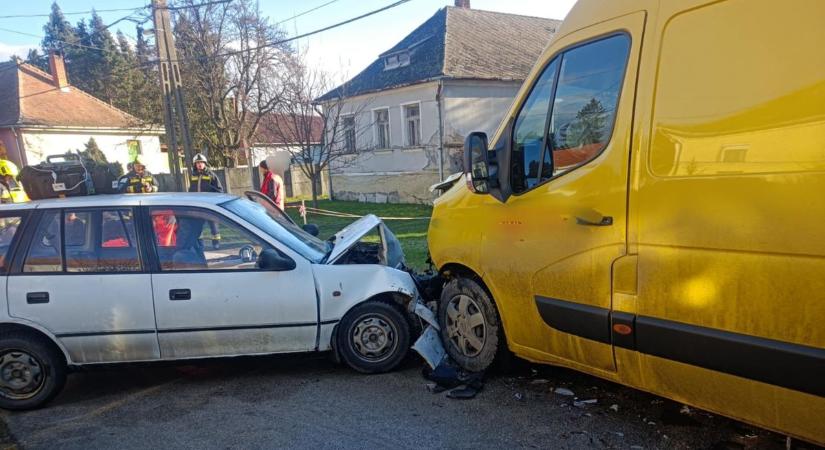 Járművek ütköztek Csepregen, egy személy súlyosan megsérült - fotók