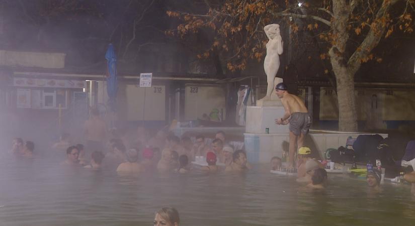 Éjszakai fürdőzés a strandon – videóval