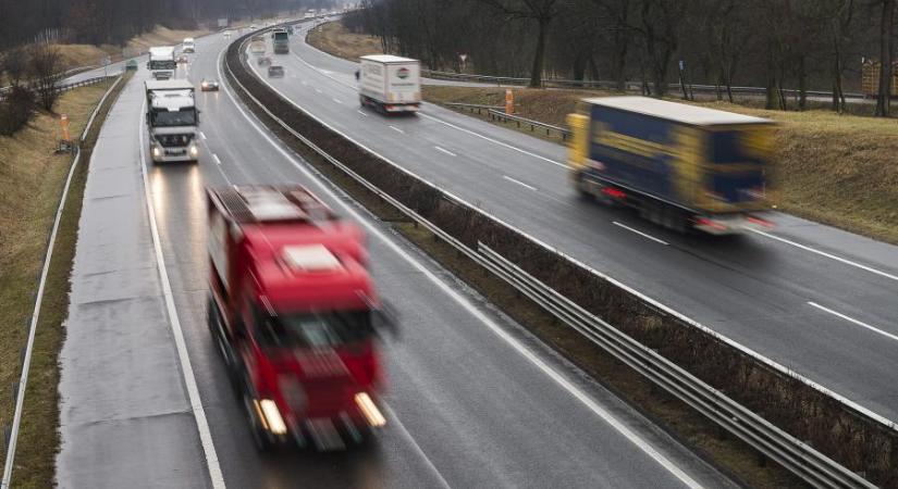 Szemben haladt a forgalommal, majd frontálisan ütközött egy autó az M3-ason