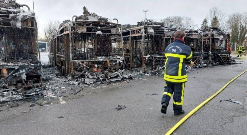 Porig égett hét hidrogénbusz Franciaországban, az egyik jármű okozhatta a tüzet