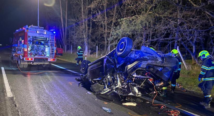 TRAGÉDIA: Három autó ütközött a D2-esen – egy személy elhunyt, öten megsérültek