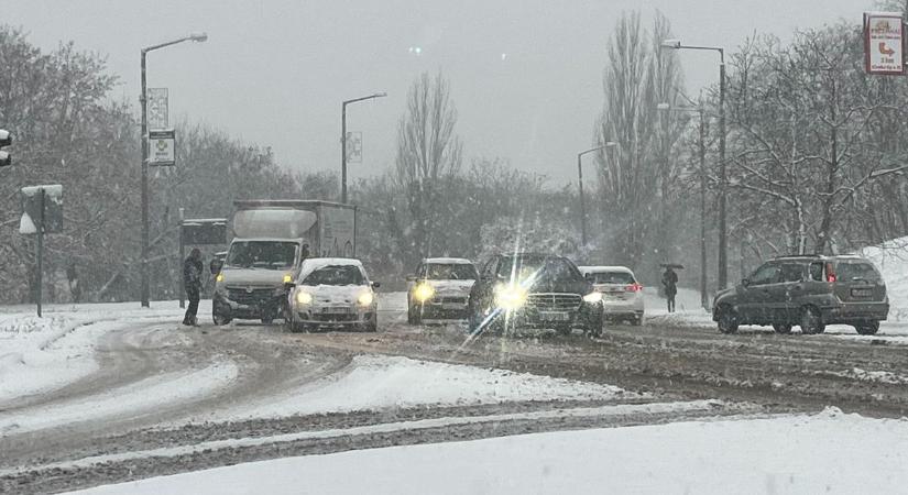 Tíz motoros és hatvan lófogatú eke tisztította a hótól az utakat