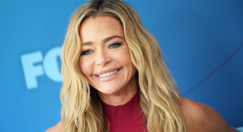 Denise Richards mindkét mellimplantátuma kiszakadt egy katonai reailty forgatása közben