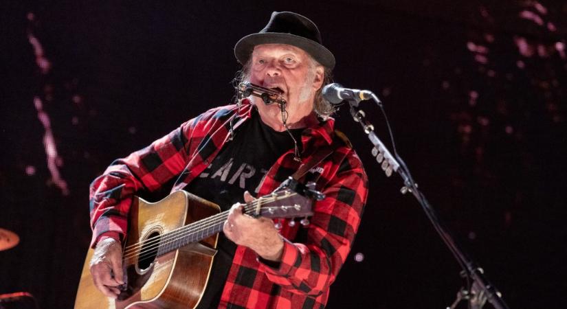 Visszavonta a bojkottot, mégis fellép a Glastonburyn Neil Young