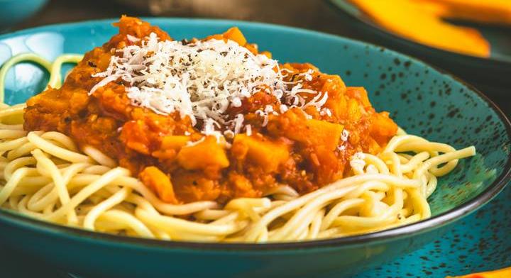 Vörös lencsés bolognai veganuárra: sütőtök is kerül bele