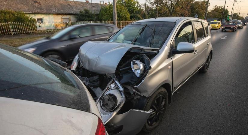 Baleset: két autó ütközött a vásár előtt Kaposváron