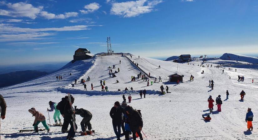 Tömegek a Sinaia lejtőin: leállítják a felvonójegyek árusítását