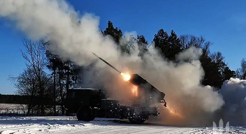 Az orosz megszállók többek között 23 tüzérségi rendszert és egy helikoptert vesztettek - Ukrán vezérkar