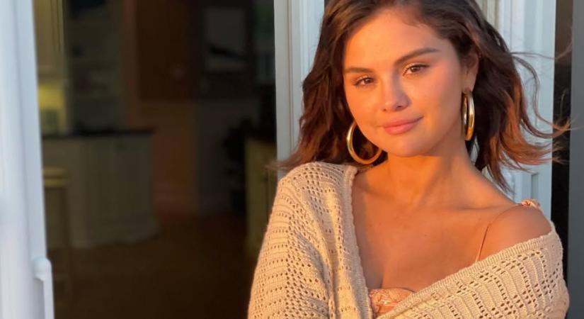 Selena Gomez csokoládé cseresznye manikűrjét akarja most mindenki