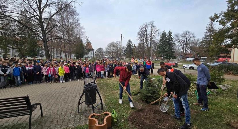 Gyakorlókertben kapálhatnak a barcsi diákok