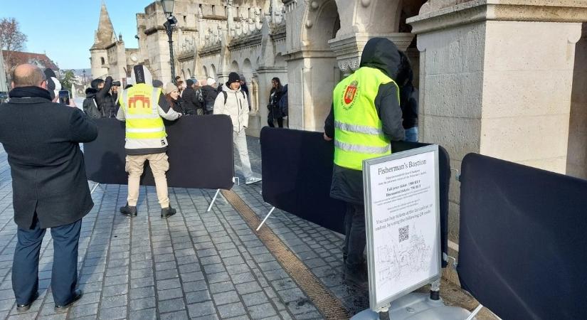 Meghátrált a Fidesz, eltüntették a fekete kordont a Halászbástyáról