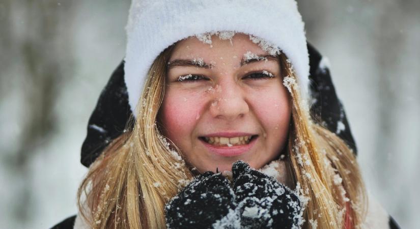 Könyörögve kéri az orvos: ezért viselj télen sapkát, súlyos problémáktól védheted meg magad