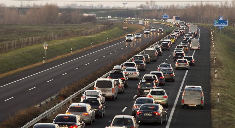 Teljes reménytelenség az M1-es kifelé, híd rongálódott meg egy balesetben