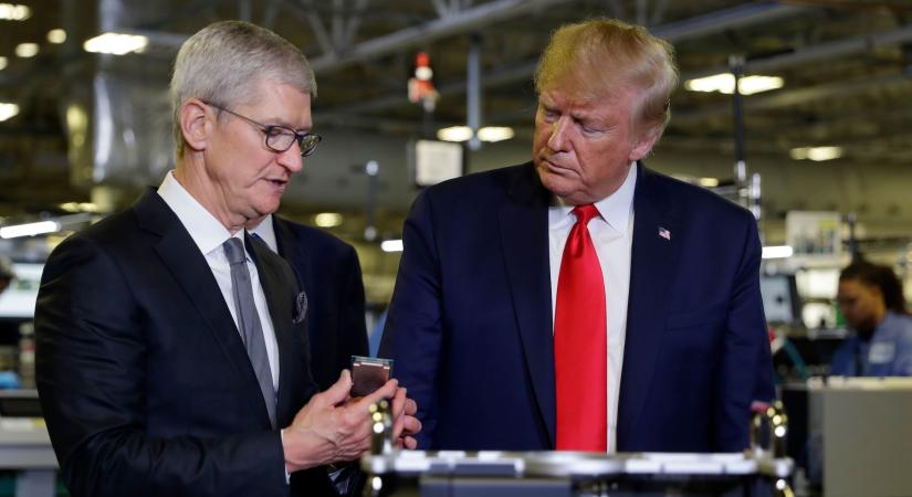 Tim Cook 1 millió dollárral támogatja Donald Trump januári beiktatását