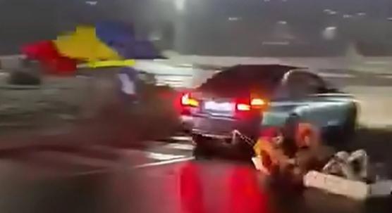 Autó után kötött koporsóval drifteltek egy körfogalomban – videó