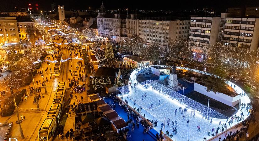 Még egy hétig korizhatunk Debrecen főterén