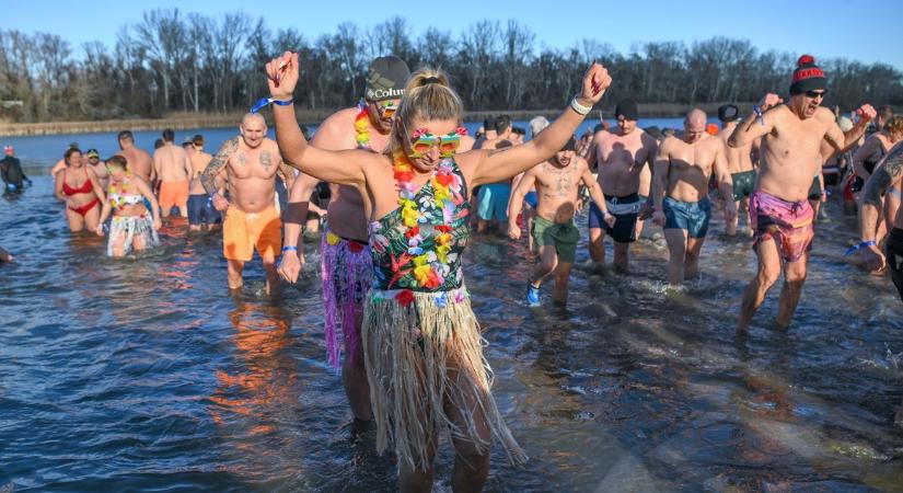 Hiába jéghideg a víz, a hangulat forró az újévi csobbanáskor a Tisza-tóban – galéria