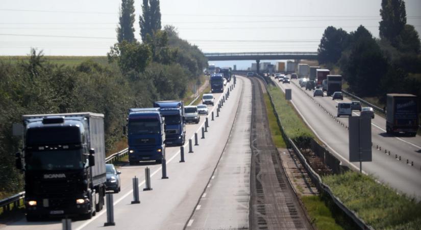 M1-es káosz: még tart a balesetben megsérül híd javítása, 15 kilométeres a torlódás az autópályán