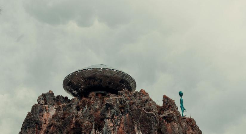 Hátborzongató videó: UFO szelte át az égboltot a vidámpark felett, sokkot kaptak a látogatók