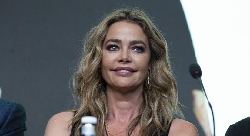 Denise Richards mindkét mellimplantátuma kiszakadt forgatás közben