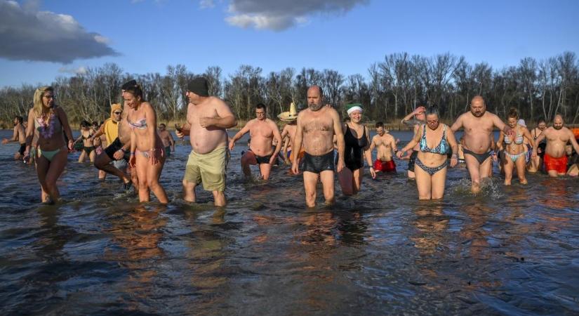 Jégtáblák közt fürdőztek a Tisza-tóban ma a bátrak: Fotók!