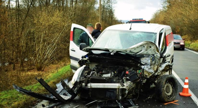 Szabálytalanul előzött autójával, kórházba került a vétlen sofőr (FOTÓK)