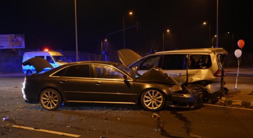 Heten megsérültek, amikor karambolozott egy rendőrök elől menekülő autó Budapesten