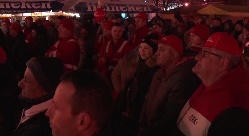 „Hősök születtek” – Együtt ünnepeltek a Netta dolgozói és támogatóik az Erzsébet téren