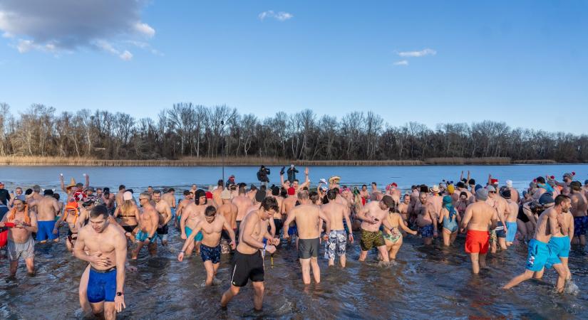 Jeges kaland Tiszafüreden: közel ezren merültek a Tisza-tó jeges vizébe