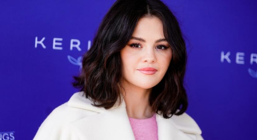 Erre a sikkes kabátra érdemes azonnal lecsapni: Selena Gomez már viseli, és istenien áll rajta