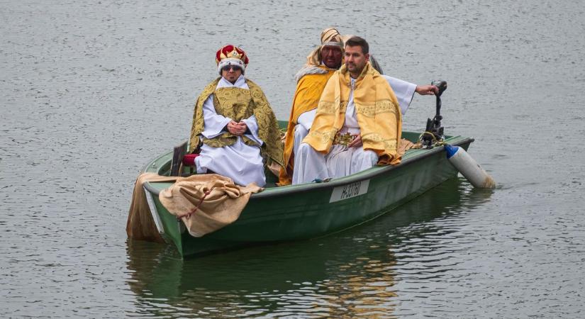 Vízszentelés a Tiszán: ünnepi szertartás és háromkirályok Szegeden – galériával, videóval