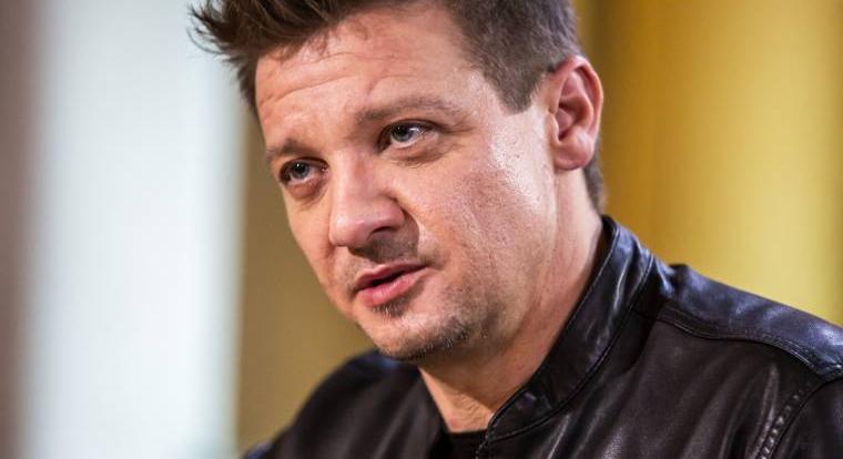 Jeremy Renner érzelmes posztban emlékezett meg két éve történt brutális balesetéről