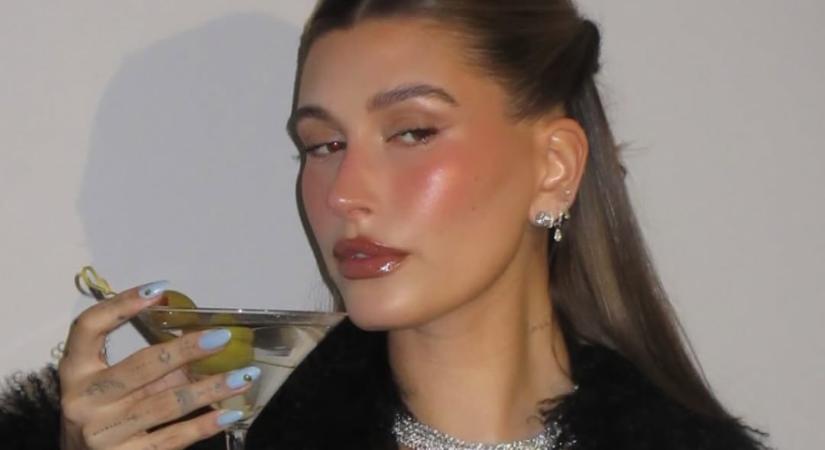 Hailey Bieber martini körmein pörög most a net: ez lesz a téli szezon kedvence