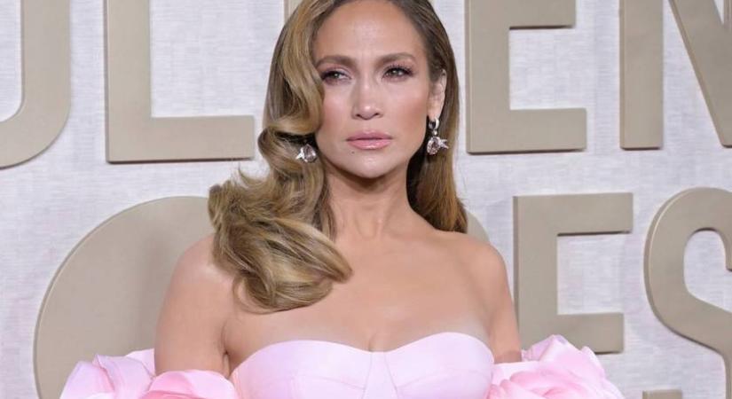 Az 55 éves Jennifer Lopez bikinis fotói felrobbantották az internetet: bundás csizmával dobta fel a szettet