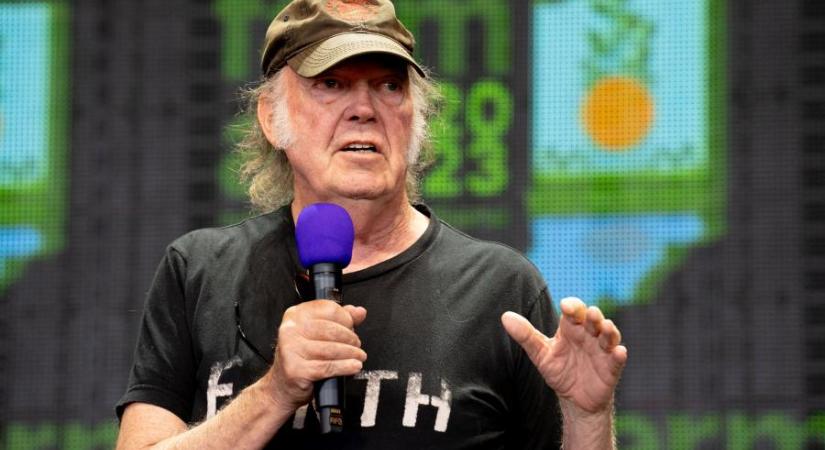 Meggondolta magát, mégis ad koncertet a Glastonburyn Neil Young