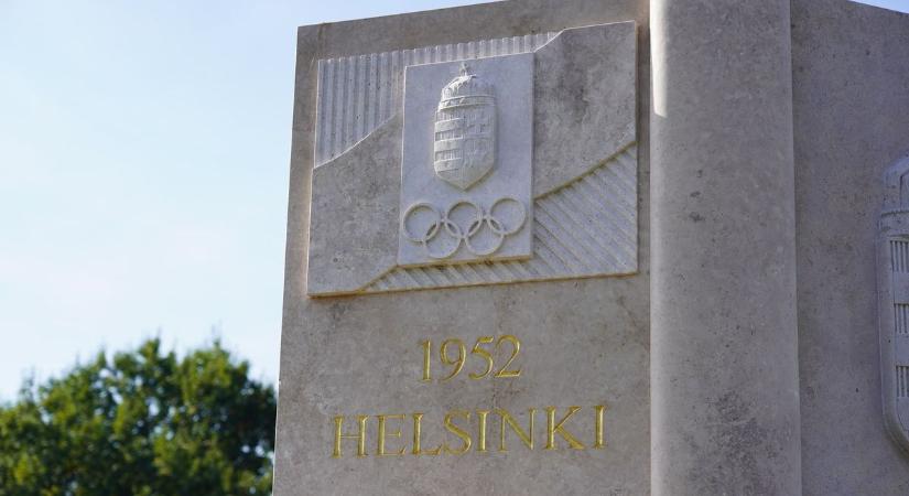 Tiszteletadás az Olimpiai Emlékműnél