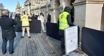 Meghátrált a Fidesz, eltüntették a fekete kordont a Halászbástyáról