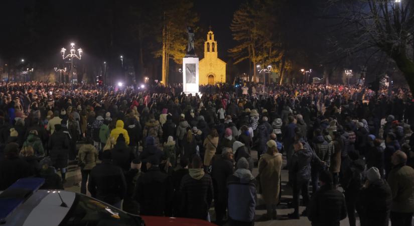 A belügyminiszter lemondásáért tüntettek a cetinjei mészárlást követően