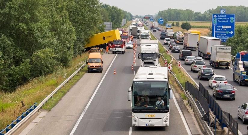 Új táblákat helyeztek ki az utak mentén, fontos KRESZ-szabályra figyelmeztetnek