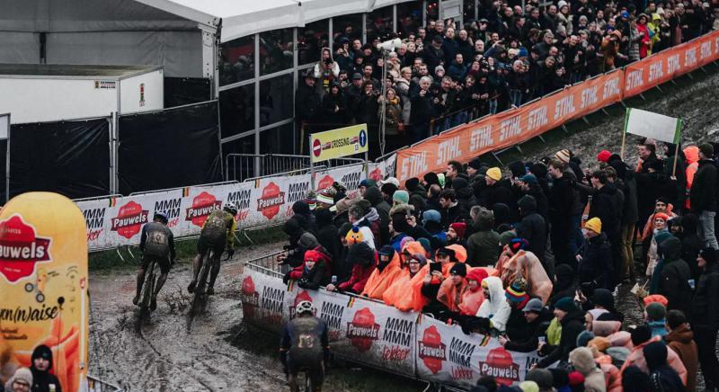 Országútis hírek külföldről: van Aert nyerte a sárdagasztást, van der Poel a hegyikerékpározással szemez, Paul Seixas a következő nagy francia tehetség