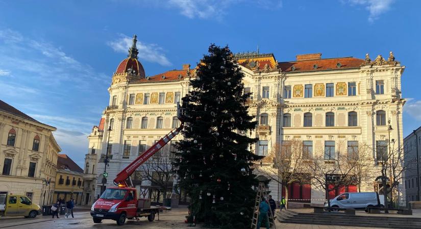 Vége van: bontanak Pécs főterén (videó)