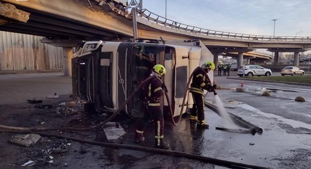 Egy Volvo teherautó zuhant le a Déli hídról Kijevben