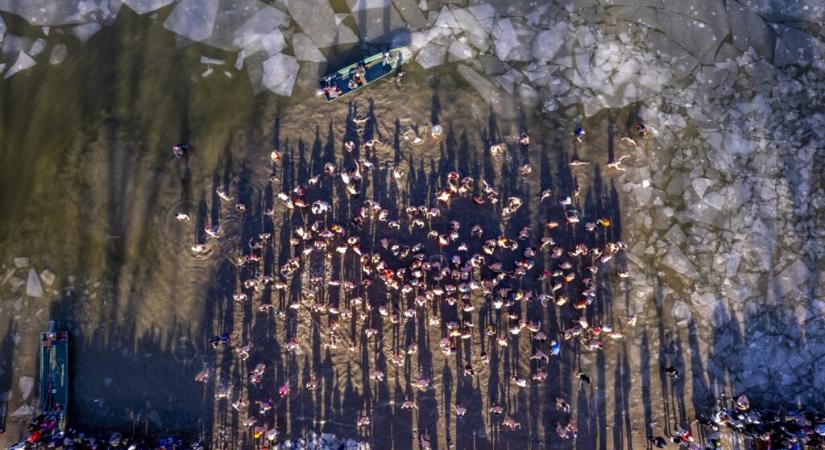 Jeges csobbanás a Tisza-tóban, idén több százan vettek részt