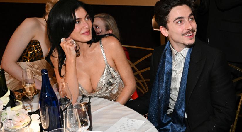 Forró csókban forrt össze Kylie Jenner és Timothée Chalamet: a Golden Globe vacsoráján bújt össze a pár