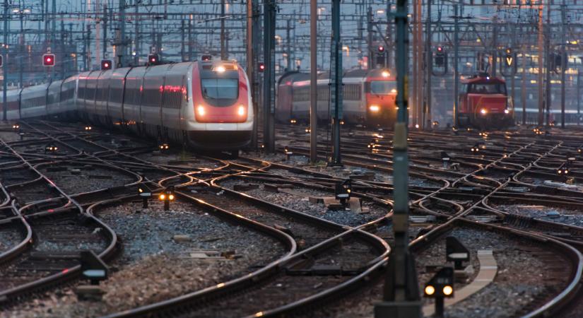 Hétfőig közlekedett volna, de már szombaton elromlott: törölték a menetrendből a MÁV fénymozdonyát