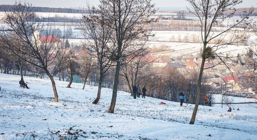 Különleges hó esett egy bakonyi faluban  videó