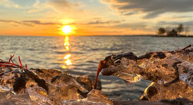 Tombolő szél és olvadozó jeges csodák a Balatonnál