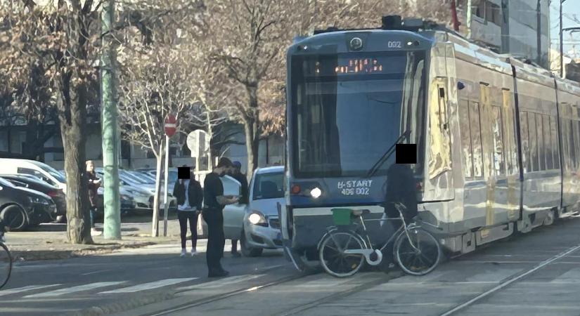 Személyautó hajtott a tram-trainnek Szegeden